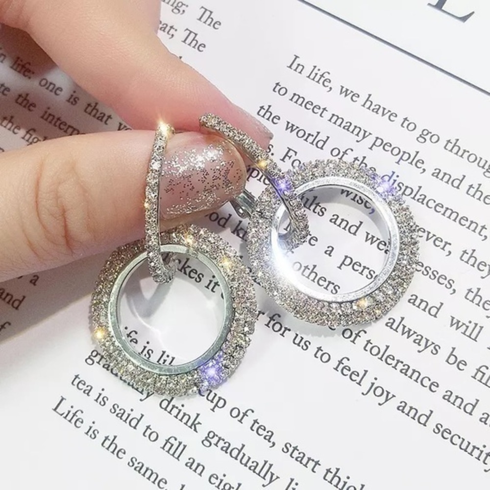 3/$30 💛🤍 Rhinestone Drop Earrings - Picture 2 of 7